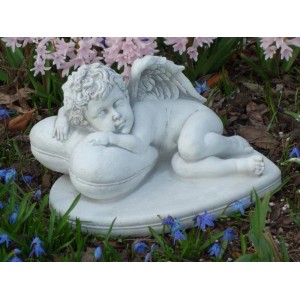 Weiße Grabdekoration: Schlafender Engel aus Beton für den Garten.