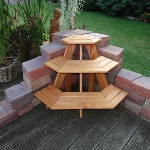 Honigbraune, 3-stufige Blumentreppe Eckelement aus Kiefernholz für Garten und Terrasse.