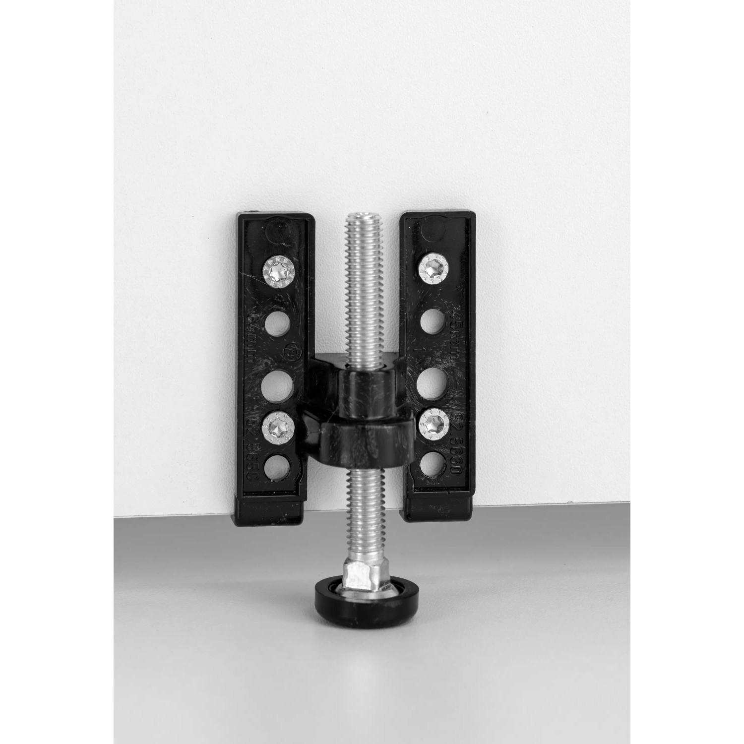 Detailaufnahme: Verstellbarer Fuß für Held Möbel Ofenumbauschrank Turin.