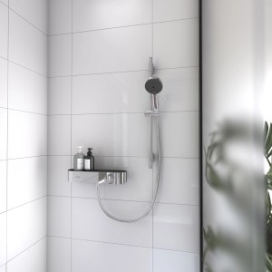 Hansgrohe Pulsify Select S 105 Brausegarnitur in Chrom mit Duschstange und Ablage.