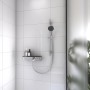 Hansgrohe Pulsify Select S 105 Brausegarnitur in Chrom mit Duschstange und Ablage.