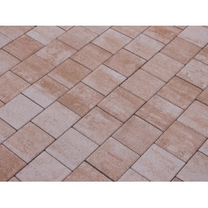 Quadratische Pflastersteine in Sandstein-Schattierung, verlegt im Diagonalmuster.