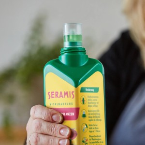 Seramis Vitalnahrung für Blühpflanzen, 500ml Flasche in Nahaufnahme.