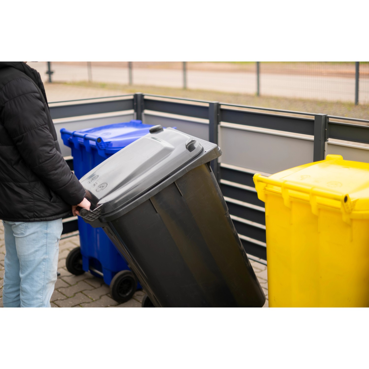 Westmann Mülltonnenverkleidung Planum Metall für 3 Tonnen (je 240 l) in Anthrazit/Grau.