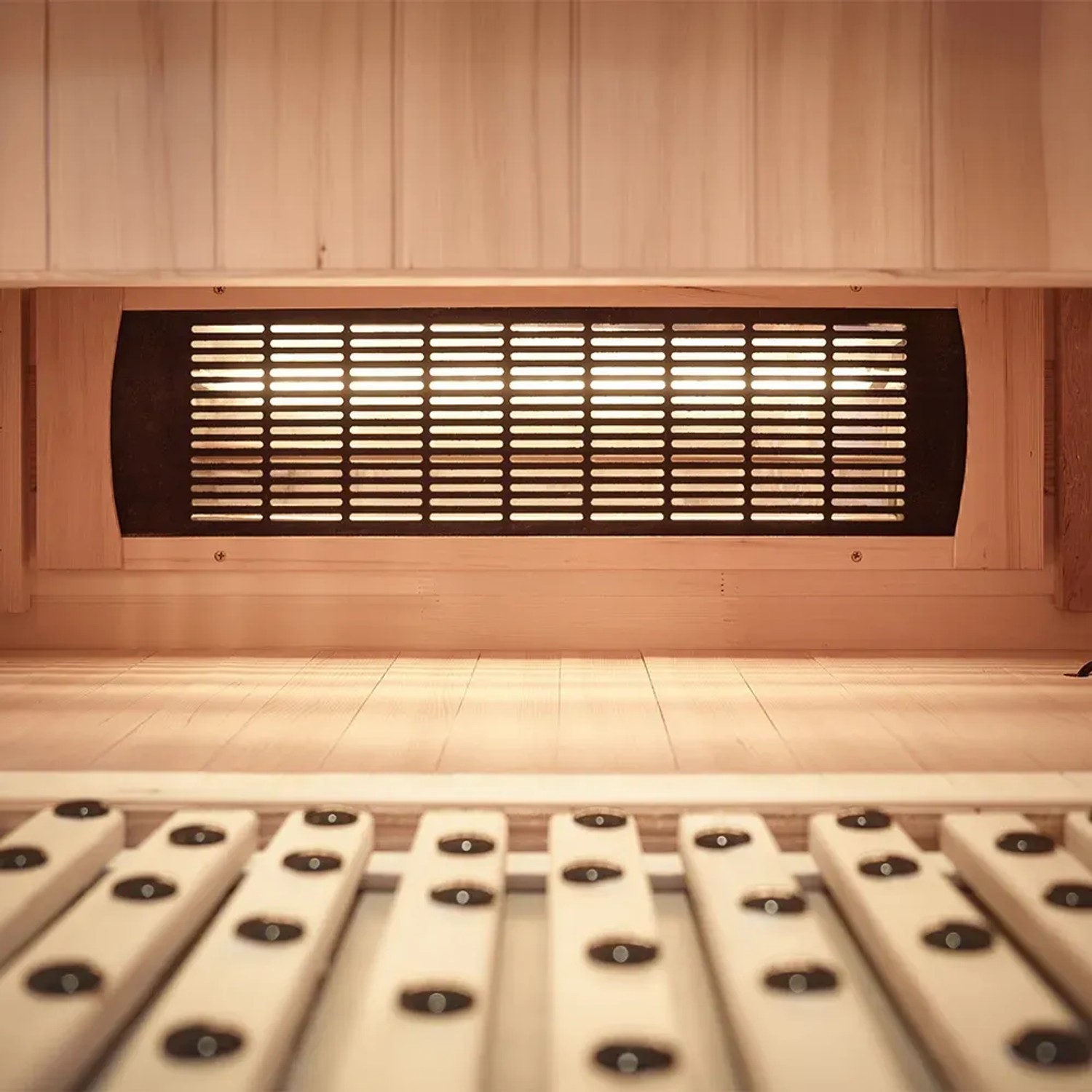 Innenansicht der Redsun Deluxe Infrarotkabine mit Tannenholz und Vollspektrumstrahler.