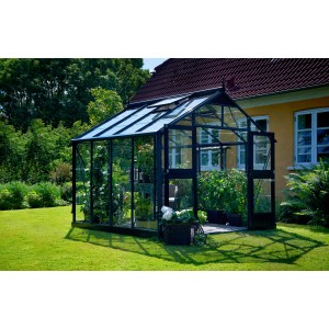 Juliana Gewächshaus Premium 8 Anthrazit im Garten mit Pflanzen.