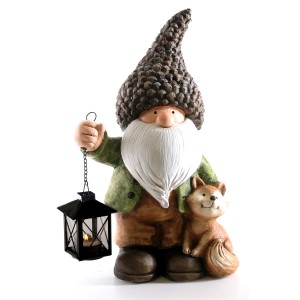 Herbstwichtel mit Zapfenmütze und Laterne, Gartendeko aus Magnesia, 41 cm hoch.