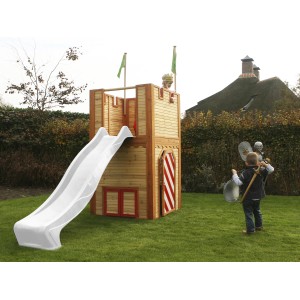 Axi Arthur Spielhaus aus Holz mit Rutsche, braun-rot, im Garten. Kinder spielen Ritter.