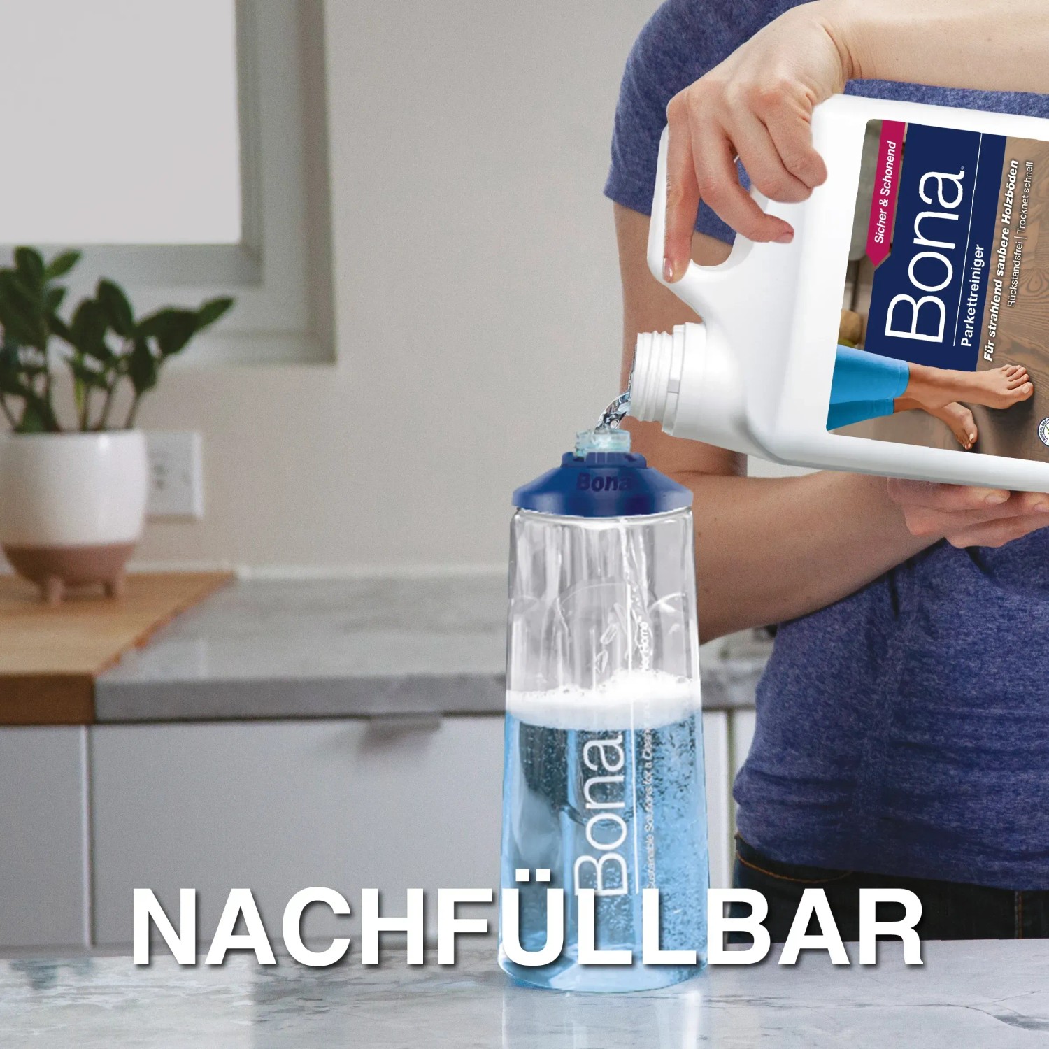 Bona Parkettreiniger Kartusche wird in den Spray Mop gefüllt.