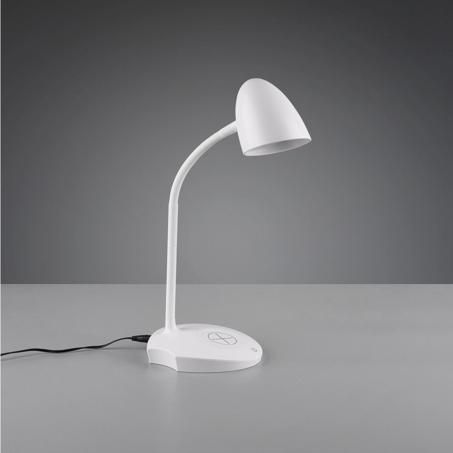Weiße LED-Tischlampe mit Touchdimmer und induktiver Ladestation für Smartphones.
