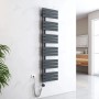 Vertikaler, anthrazitfarbener Emke Elektro-Badheizkörper 40x159cm mit Thermostat und Timer als Handtuchwärmer.