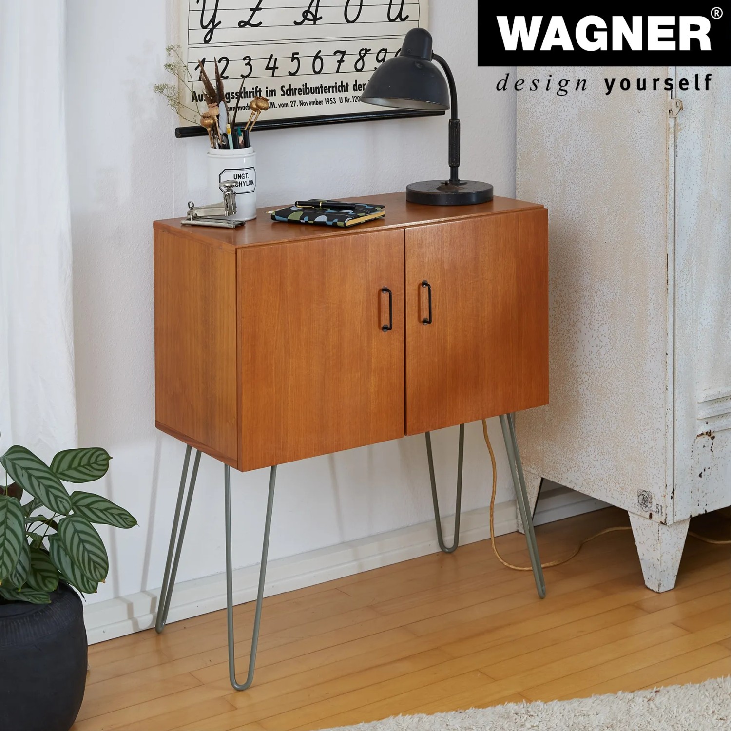 Schrank mit grauen Wagner Hairpin Möbelbeinen (400mm) im Retro-Stil.