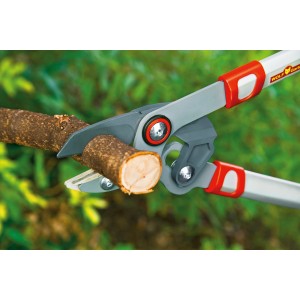 Wolf-Garten Amboss Astschere Power Cut Comfort Plus RS 750 beim Schneiden eines Astes.