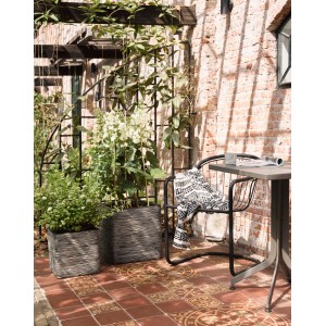 Quadratischer, anthrazitfarbener Capi Pflanztopf Rib NL (50x50x50 cm) im Außenbereich.