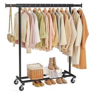Schwarzer Songmics Kleiderständer Pataye mit ausziehbarer Stange, Kleidung und Schuhen.