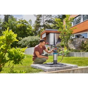 Gardena Tauch-Druckpumpe 5900/4 inox automatic im Einsatz zur Gartenbewässerung.