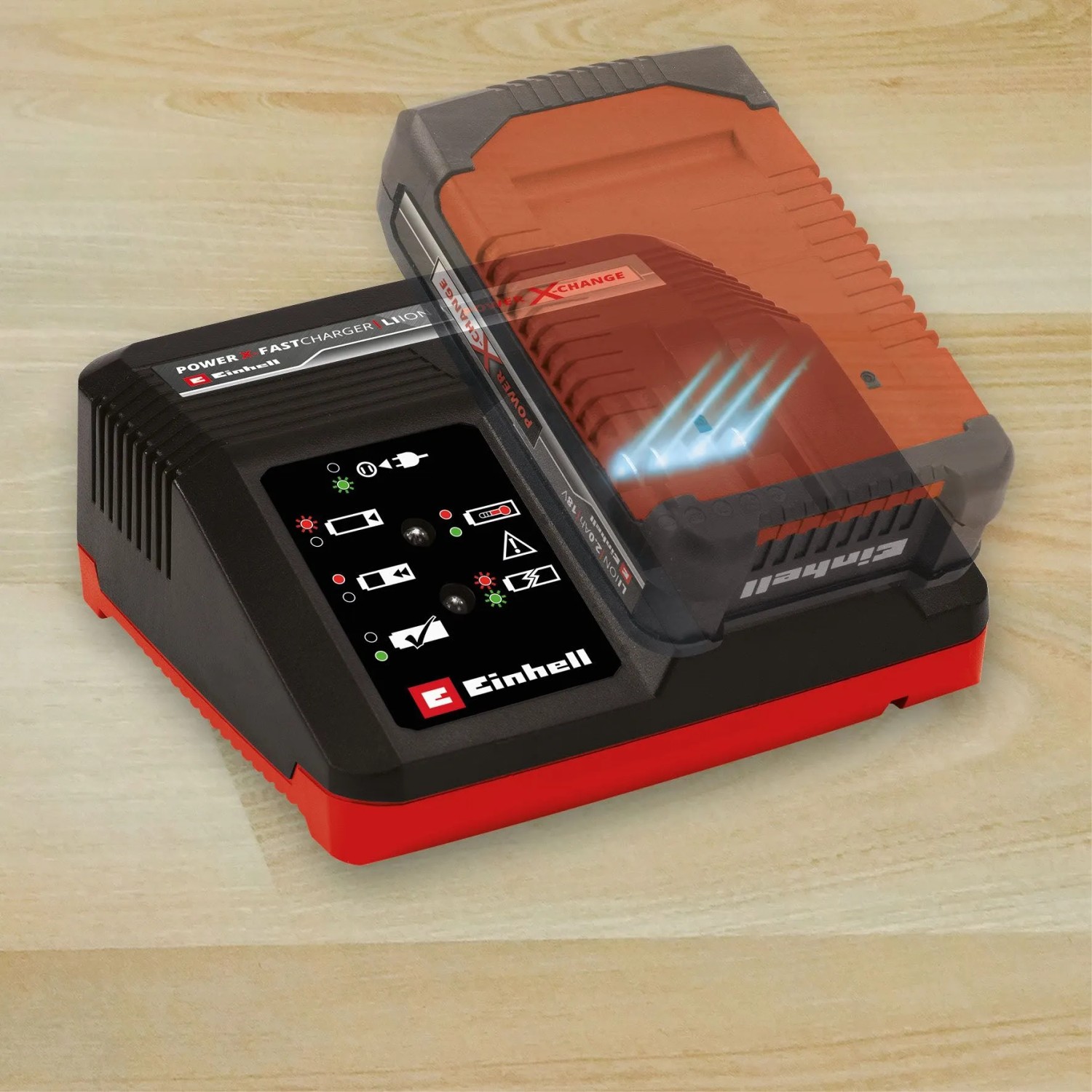 Einhell Power X-Change PXC-Ladegerät 4A lädt einen orangefarbenen Akku. Schnellladetechnologie für Elektrowerkzeuge.