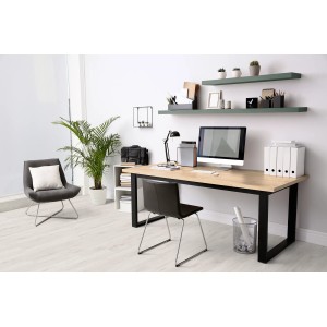 Kaindl Arbeitsplatte Kiefer Polar auf Schreibtisch mit Büromaterial und Stuhl.