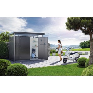 Biohort HighLine Gerätehaus, dunkelgrau-metallic, mit geöffneter Doppeltür und Zubehör.