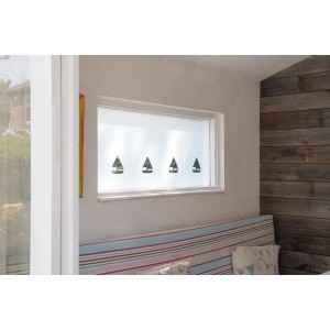 Fenster mit d-c-fix Static Premium Frost Folie mit Segelboot-Motiven als Sichtschutz.