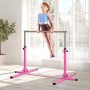 Kind an rosa HOMCOM Gymnastik-Turnreck aus Stahl mit Buchenholzstange. Höhenverstellbares Sportgerät.