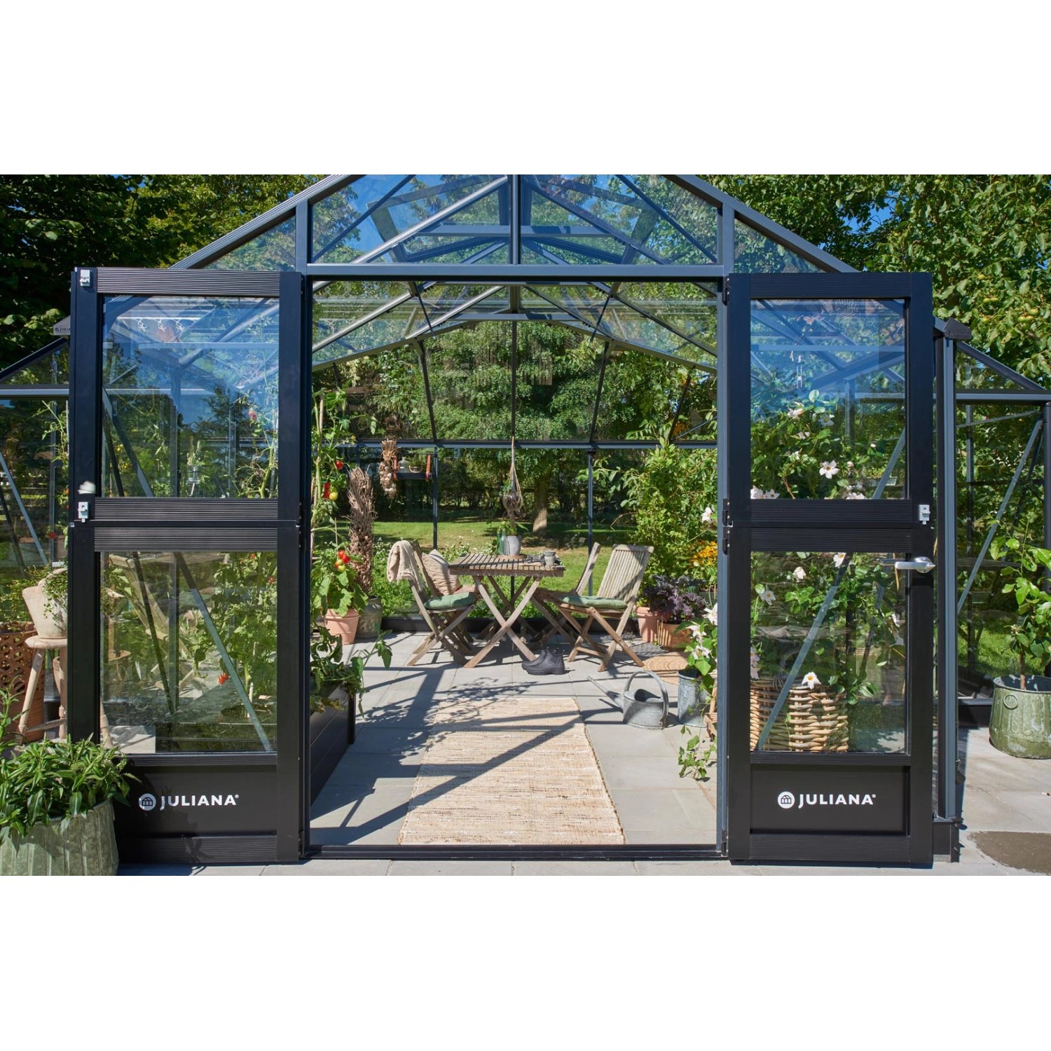 Juliana Gewächshaus Orangerie 21 in Schwarz-Anthrazit mit geöffneten Türen und Pflanzen.