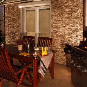 Stegu Verblender California Beige an Wand hinter Esstisch und Grill. Steinoptik für Innen & Außen.