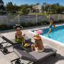 Szene mit Eufy Überwachungskamera: Familie am Pool, Kind springt ins Wasser.