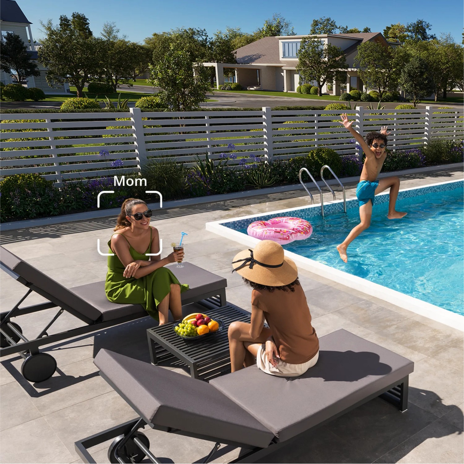 Szene mit Eufy Überwachungskamera: Familie am Pool, Kind springt ins Wasser.