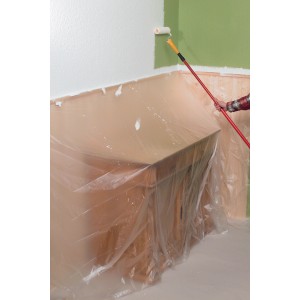 Anwendungsbeispiel: Möbel und Wand mit LUX Abdeckfolie mit Klebeband vor Farbspritzern geschützt.