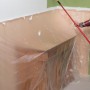 Anwendungsbeispiel: Möbel und Wand mit LUX Abdeckfolie mit Klebeband vor Farbspritzern geschützt.