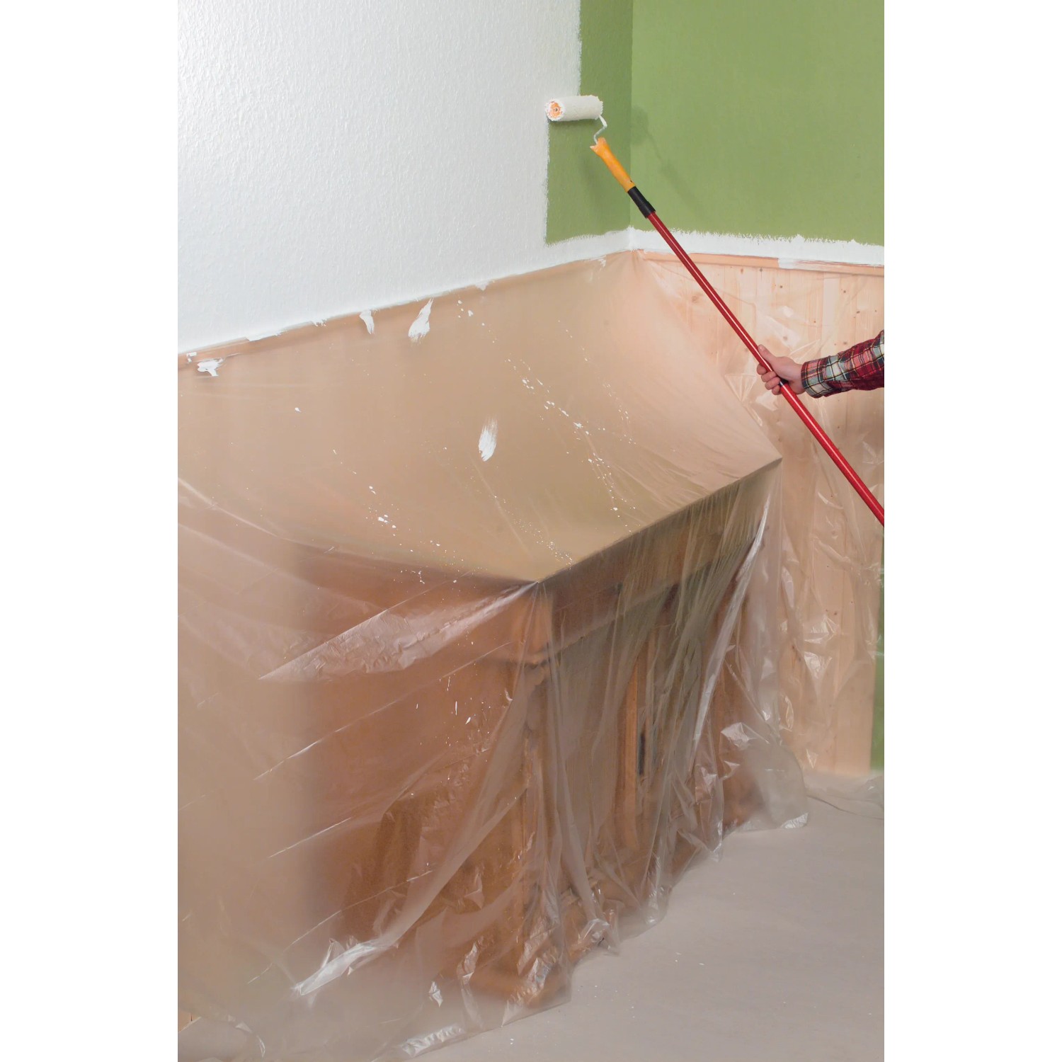 Anwendungsbeispiel: Möbel und Wand mit LUX Abdeckfolie mit Klebeband vor Farbspritzern geschützt.