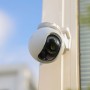 Weiße Ezviz Akku-Kamera HB8 2k 4 MP zur Videoüberwachung im Außenbereich.
