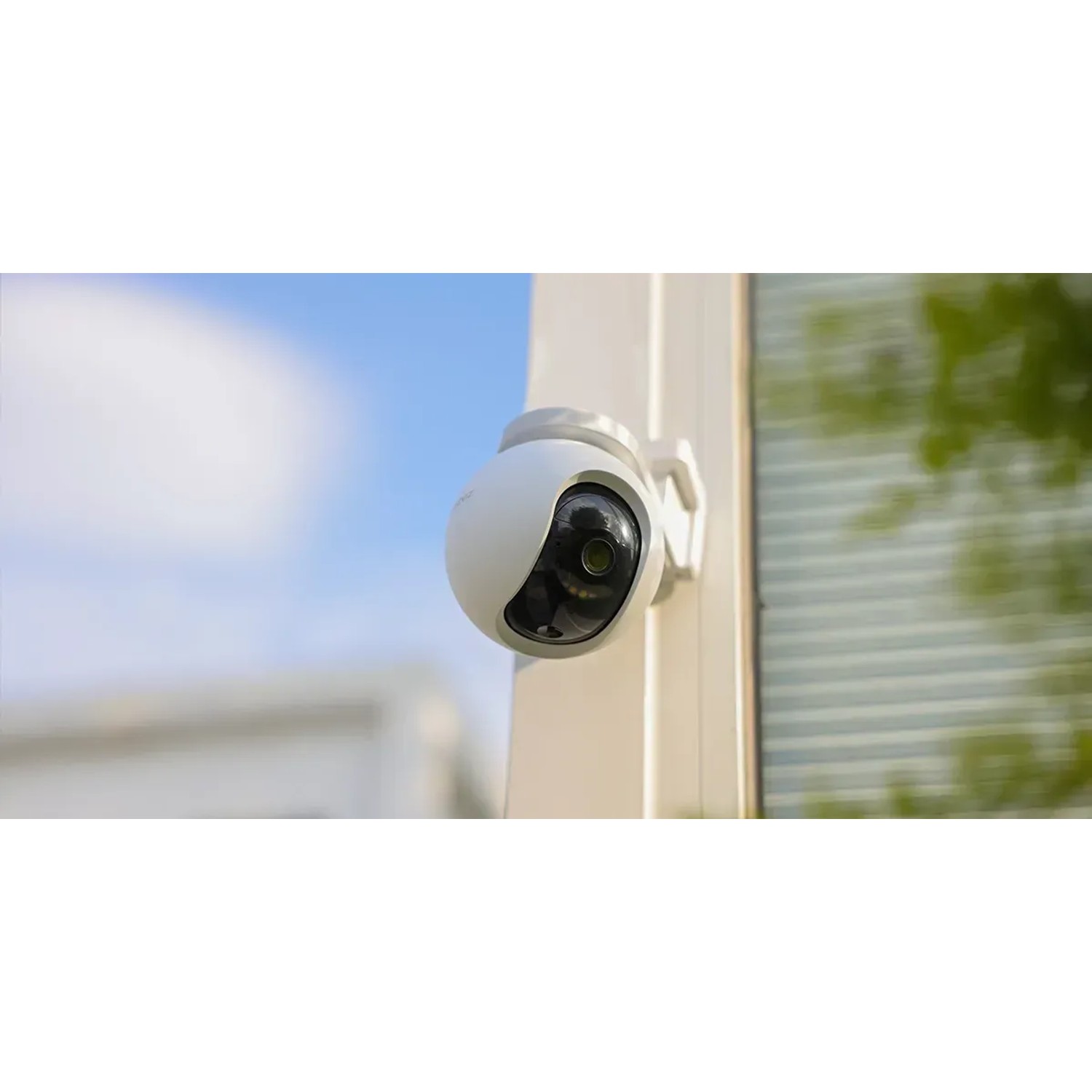 Weiße Ezviz Akku-Kamera HB8 2k 4 MP zur Videoüberwachung im Außenbereich.