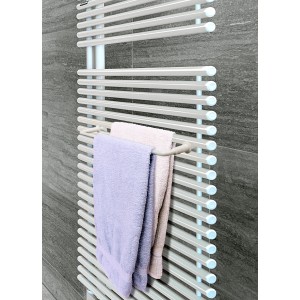 Fackelmann Handtuchhalter für Wandheizkörper, weiß, mit Handtüchern.