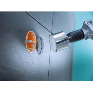 LUX Lochsäge Professional Ø 68 mm im Einsatz zum Bohren eines Lochs in Fliesen für eine Steckdose.