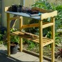 Robuster Pflanztisch aus imprägniertem Kiefernholz mit Ablagefläche und Gartenzubehör.