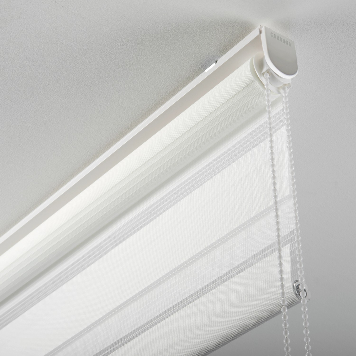 Gardinia Doppelrollo EasyFix, 90x150 cm, weiß, mit transparenten und blickdichten Streifen.