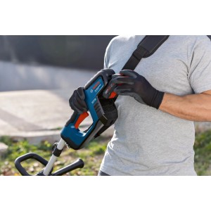 Nahaufnahme: Person mit Handschuhen nutzt Bosch Professional Akku-Rasentrimmer GRT 18V-33 mit Akku und Schultergurt.