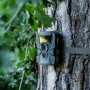 Bresser Wildkamera, 5-20 MP, am Baum befestigt. Ideal zur Tierbeobachtung und Überwachung.