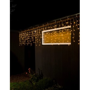 Konstsmide LED-Eisregen Lichtervorhang mit 200 bernsteinfarbenen Dioden am Haus.