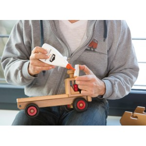 Anwendung von Ponal Express Holzleim (225g) beim Basteln mit einem Holzspielzeug-LKW.