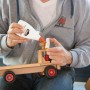 Anwendung von Ponal Express Holzleim (225g) beim Basteln mit einem Holzspielzeug-LKW.