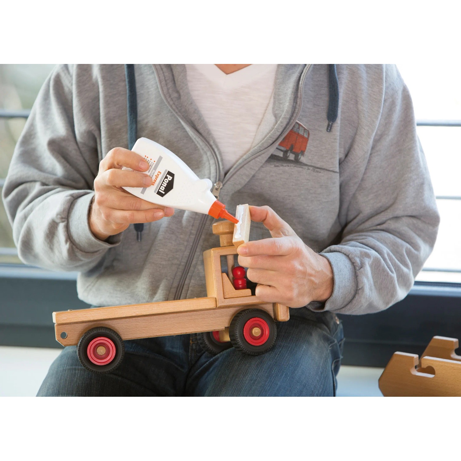 Anwendung von Ponal Express Holzleim (225g) beim Basteln mit einem Holzspielzeug-LKW.