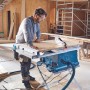 Mann arbeitet mit Bosch Professional Tischkreissäge GTS 635-216 zum Holzzuschnitt.