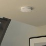 Anwendungsbeispiel: Rauchmelder befestigt mit Fischer Duoblade Gipskartondübel an der Decke.