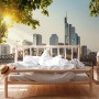Fototapete Frankfurt Skyline mit Brücke in Blau, Braun und Grau, angebracht in einem Schlafzimmer.