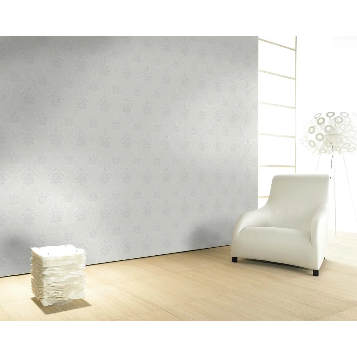 Graue Vliestapete mit Putzstruktur und Damastmuster La Veneziana III im Raum.
