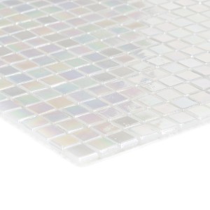Nahaufnahme einer weißen Glas Mosaikfliese (29,6x29,6 cm) mit leichtem Schimmer.