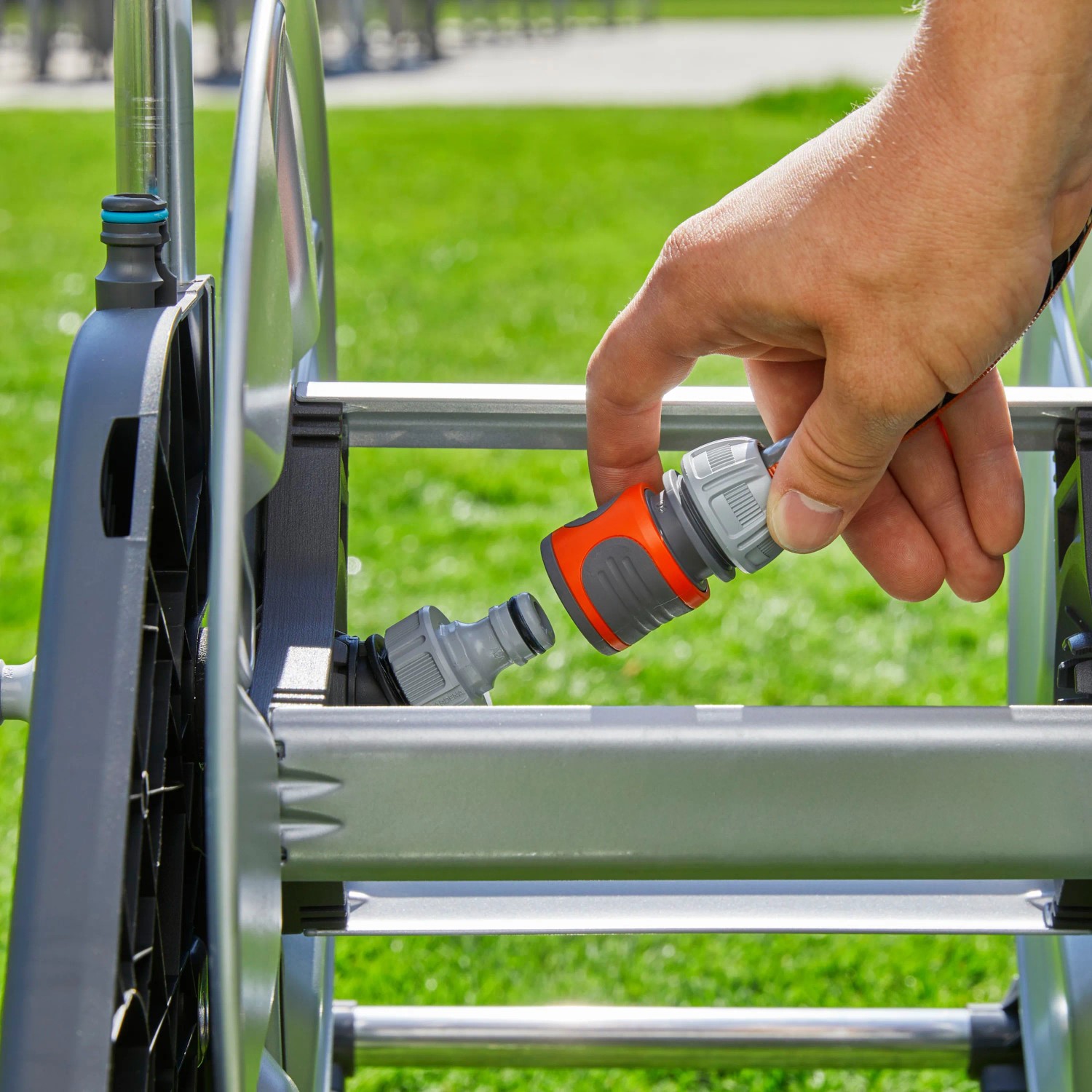 Gardena Aqua Roll M Schlauchwagen Set: Schlauchverbinder wird montiert.